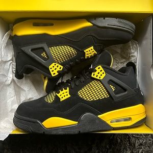 Nike Jordan 4 thunder,Size 10 ,Perfect condition,Worn once ON SALE